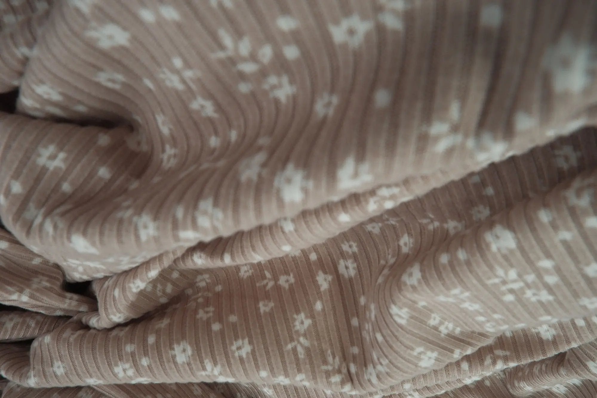 KNT3422-MS00518 TAUPE BODYSUIT BOTTOMS BROWN CAMI DITSY DRESS FLORAL FLOWER KNIT LOUNGEWEAR PANTS POLYESTER PRINT-B RIBBED SKIRTS SPANDEX STRETCH T-SHIRT TOPS TUNICS WHITE